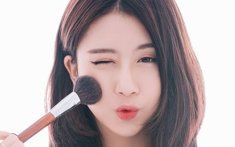 Da dầu có nên sử dụng phấn phủ hay không?