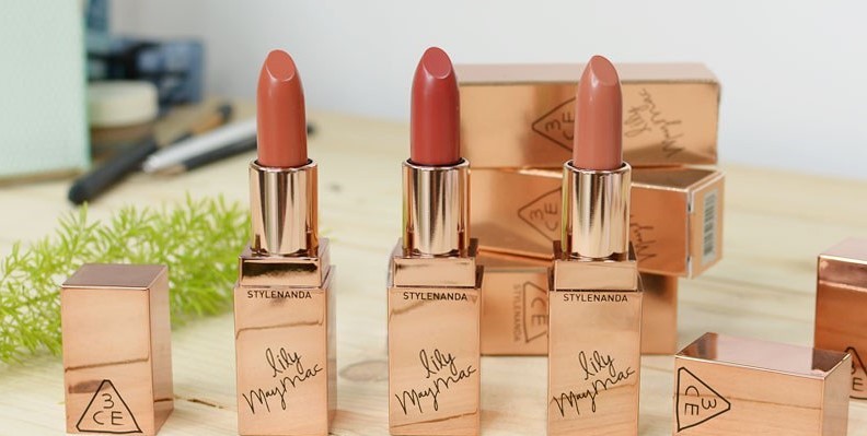 Son 3CE x Lily Maymac Matte Lip Color màu cam đất (bên trái) gây sốt trên toàn thế giới