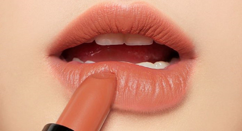 Son màu cam đất đang là xu hướng làm đẹp được yêu thích