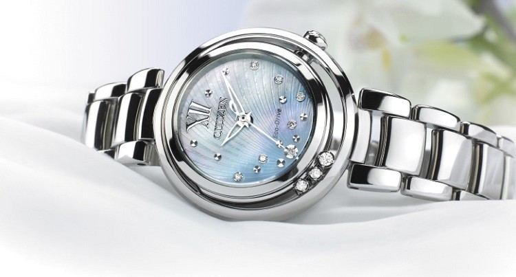 Chất liệu để tạo nên những chiếc đồng hồ là thép không gỉ hoặc titanium