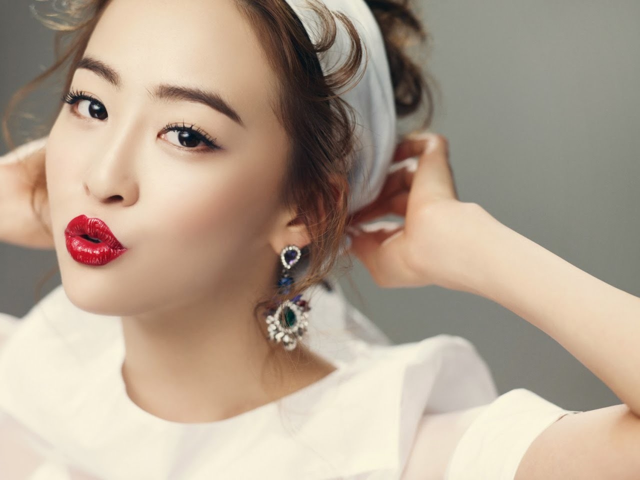 Nhấn mí mắt hay bấm mí mắt là hình thức áp dụng phương pháp tác động nhẹ đến vùng da nơi mí mắt