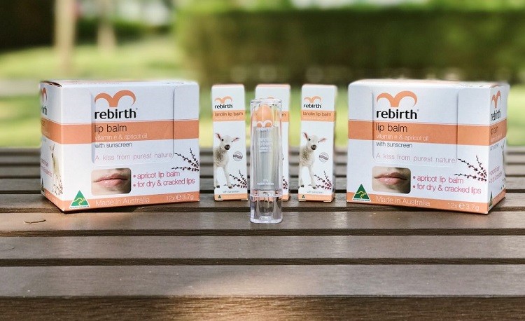 Son dưỡng môi nhau thai cừu Rebirth