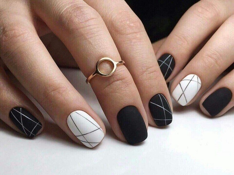 Mẫu nail kẻ sọc cá tính