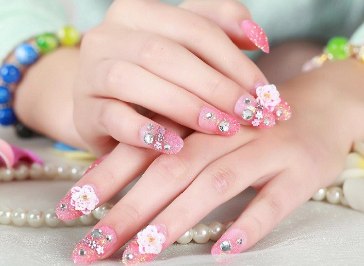Mẫu nail đính đá nổi bật