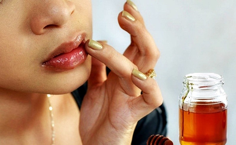Cách dưỡng ẩm môi bằng mật ong và những lưu ý khi áp dụng dưỡng ẩm môi bằng mật ong, mặt nạ dưỡng ẩm bằng mật ong, cách dưỡng ẩm môi bằng mật ong, mặt nạ dưỡng ẩm với mật ong, dưỡng ẩm cho da bằng mật ong, cách dưỡng ẩm cho da bằng mật ong