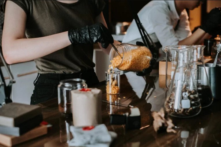 Nước hoa khô là gì? Cách làm nước hoa khô tại nhà Nước hoa khô là gì? Cách làm nước hoa khô tại nhà