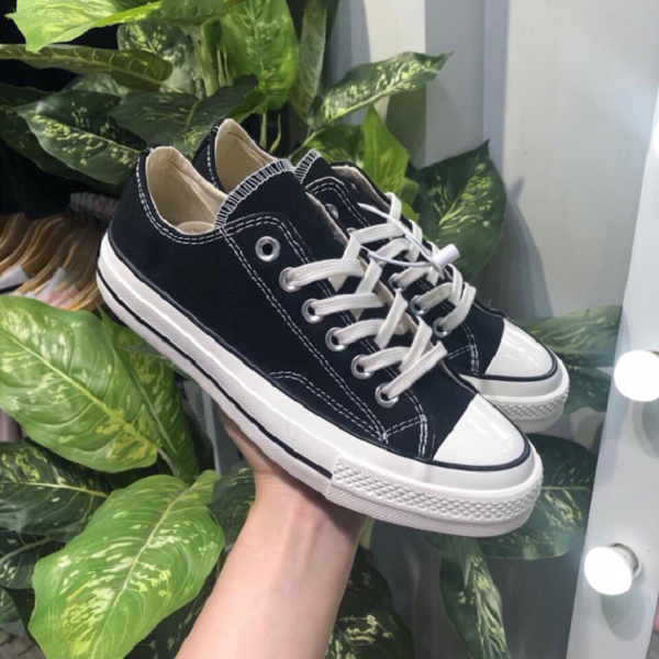 Khi mang giày thể thao, chân của chúng ta trở nên gọn gàng hơn bởi phần giày đã che đi được phần chân vừa to và thô. Tuy nhiên, bạn nên áp dụng cách chọn giày Sneaker cho người chân to dưới đây để đôi chân thêm gọn gàng hơn, không bị lộ nhược điểm.