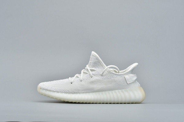 Khi mang giày thể thao, chân của chúng ta trở nên gọn gàng hơn bởi phần giày đã che đi được phần chân vừa to và thô. Tuy nhiên, bạn nên áp dụng cách chọn giày Sneaker cho người chân to dưới đây để đôi chân thêm gọn gàng hơn, không bị lộ nhược điểm.