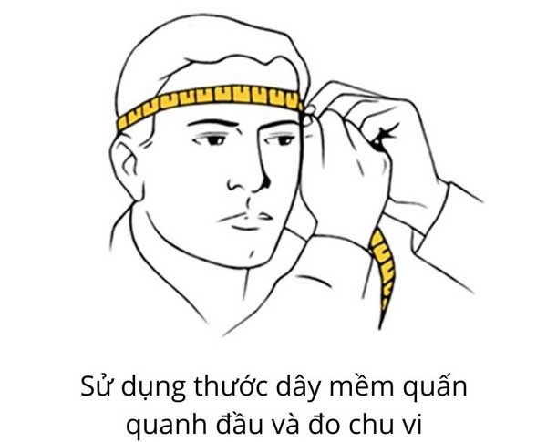Lấy thước dây quấn quanh đầu cách lông mày khoảng 3cm