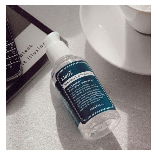 Serum Klairs Rich Moist Soothing Serum hạn chế gây mụn trên da