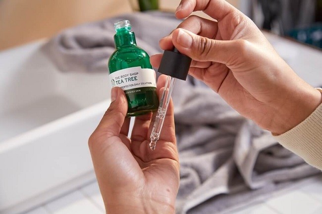 The Body Shop Tea Tree Anti-Imperfection Daily Solution cải thiện mụn hiệu quả nhanh
